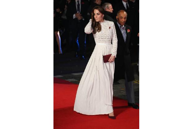 ...echtes Schnäppchen führte die brünette Schönheit bei einer Filmpremiere vor. Das Kleid von Self Portrait kann man schon f...