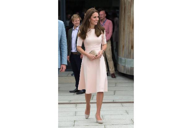 ...günstiger wurde es dann wieder mit dieser rosafarbenen Robe von Lela Rose (1.160 Euro), was wirklich perfekt zu ihrem Tei...