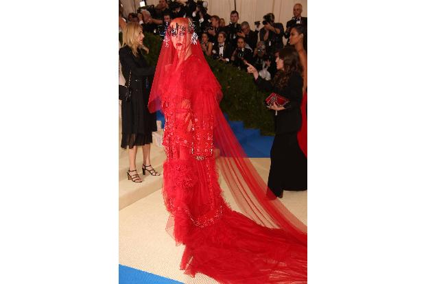 Unter diesem Outfit steckt Katy Perry. Die lange rote Robe und der Kopfschmuck sind Kreationen von Maison Margiela, entworfe...