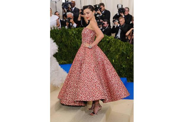 ...wirkte Model-Kollegin Miranda Kerr fast schon bieder und brav. Das Kleid aus dem Hause Oscar de la Renta kann sich zwar a...