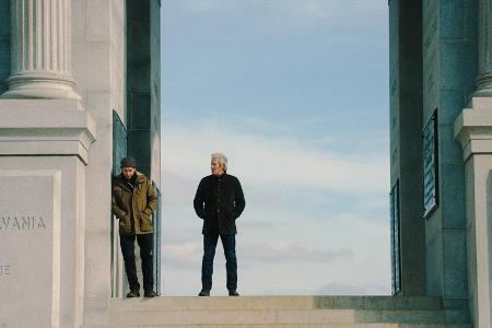 Steve Coogan (l.) und Richard Gere spielen die Brüder Paul und Stan Lohman