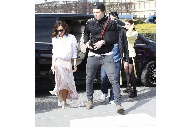 Egal was passiert, Brooklyn Beckham ist und bleibt ein leidenschaftlicher Fotograf. Daran hindert ihn nicht mal eine Armschl... Egal was passiert, Brooklyn Beckham ist und bleibt ein leidenschaftlicher Fotograf. Daran hindert ihn nicht mal eine Armschl...