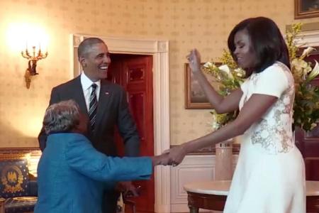 Barack und Michelle Obama tanzen mit Virginia McLaurin