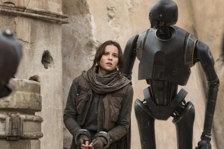 Begleitet wird Jyn von K-2SO (Alan Tudyk). Und eines war schon in den Trailern deutlich zu sehen: Dieser Droide hat wie sein...