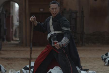 Chirrut Imwe (Donnie Yen) bringt seine außergewöhnlichen Fähigkeiten im Kampf gegen das Imperium ein.
