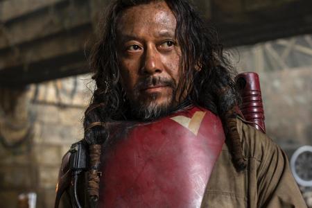 An Chirruts Seite ist Baze Malbus (Jiang Wen) zu sehen.
