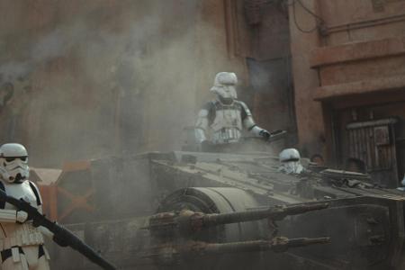 Auch Stormtroopers sind zu sehen.