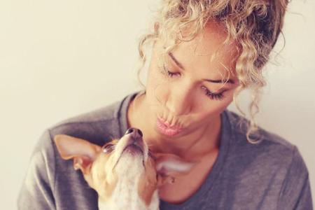 Leona Lewis (31) liebt Hunde - und das nicht nur am Welthundetag! Sie weiß aber auch, dass es nicht jeder Hund so gut haben ... Leona Lewis (31) liebt Hunde - und das nicht nur am Welthundetag! Sie weiß aber auch, dass es nicht jeder Hund so gut haben ...