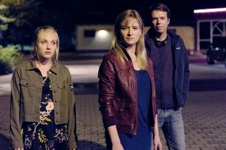 Michelle (Julia Jentsch, Mitte) und Janine (Elisa Schlott) bei den Dreharbeiten mit Regisseur Hans-Christian Schmid