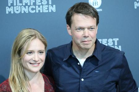 Hauptdarstellerin Julia Jentsch posierte mit Regisseur Hans-Christian Schmidt bei der Premiere für die Fotografen