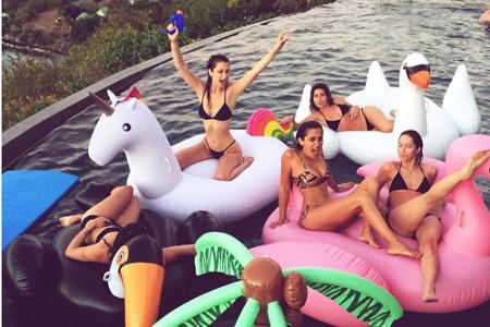Aber auch die Pool-Party von Bella Hadid und ihren Freunden kann sich durchaus sehen lassen.