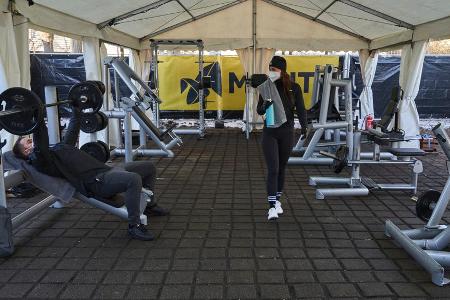 McFit öffnete seine Fitnessstudios outdoor, musste diese jedoch schnell wieder schließen.