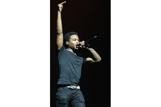 …Rapper Roddy Ricch, der ebenfalls sechs Eisen im Feuer hat. Es ist vor allem seine Hit-Single 'The Box', die die Kritiker d...