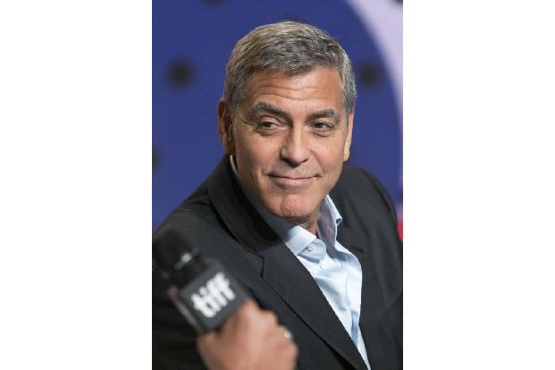 George Clooney lässt etliche Frauenherzen höherschlagen, und wer würde da nicht reichlich professionelle Hilfe vermuten bei ... George Clooney lässt etliche Frauenherzen höherschlagen, und wer würde da nicht reichlich professionelle Hilfe vermuten bei ...