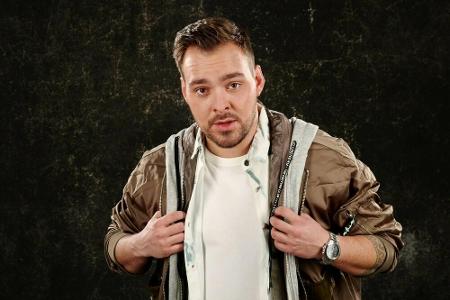 Kevin Jenewein ist 27 Jahre jung und gelernter Zimmermann und Musiker. Er stammt aus Sulzbach.