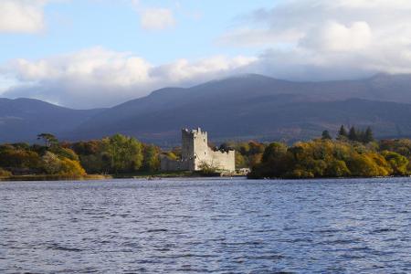 Vom Ladies View lassen sich auch die Ruinen des Ross Castle erspähen. Sie liegen auf einer Halbinsel am Ostufer des Lough Le...