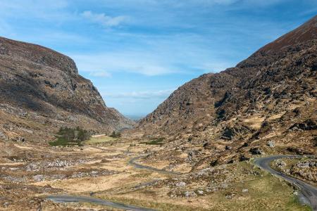 Beinahe wie eine Mondlandschaft sieht der Gap of Dunloe aus. Der schmale Gebirgspass ist ungefähr elf Kilometer lang und lie...