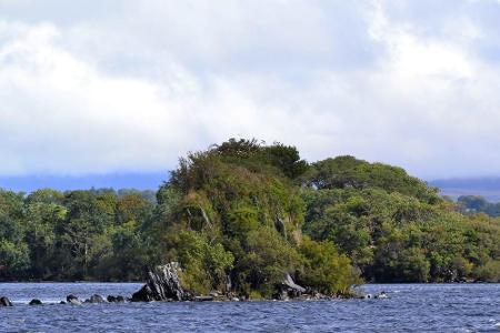 Im Nationalpark befinden sich drei Seen, der größte davon ist der Lough Leane. Inmitten des Sees befindet sich die Klosterin...