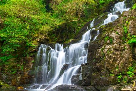 Der Wasserfall ist eine der Sehenswürdigkeiten der Kerry Way Wanderroute. Sie ist 200 Kilometer lang und führt zu den schöns...