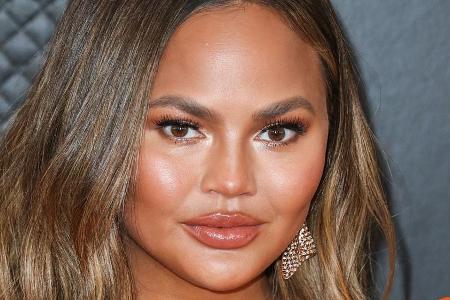 Chrissy Teigen trauert um ihr Baby Chrissy Teigen trauert um ihr Baby