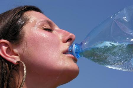 Hitze Quiz Teaser Frau trinkt aus Wasserflasche Getty Images.jpg