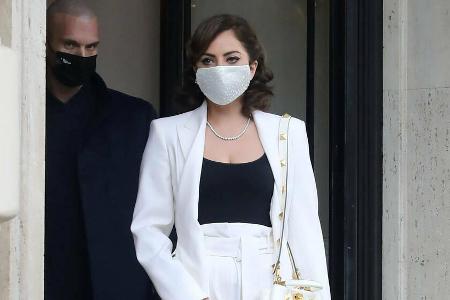 Lady Gaga zieht bei Dreharbeiten in Rom alle Blicke auf sich. Lady Gaga zieht bei Dreharbeiten in Rom alle Blicke auf sich.