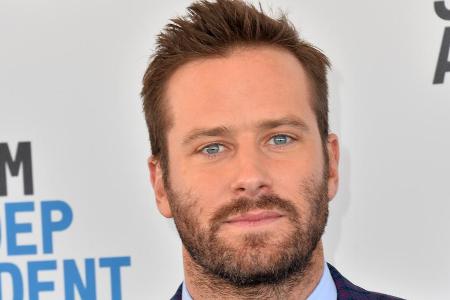 Armie Hammer sieht sich neuen Vorwürfen sexueller Gewalt gegenüber. Armie Hammer sieht sich neuen Vorwürfen sexueller Gewalt gegenüber.