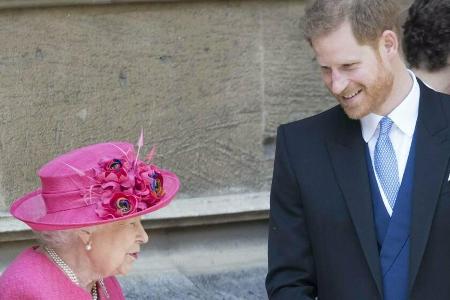 Die Queen und Prinz Harry bei einem gemeinsamen Auftritt Die Queen und Prinz Harry bei einem gemeinsamen Auftritt