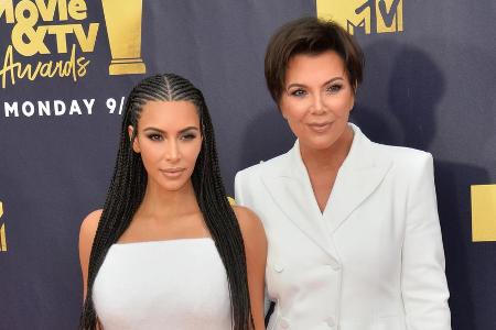 Kim Kardashian (l.) lässt sich scheiden, ihre Mutter Kris Jenner spricht Klartext. Kim Kardashian (l.) lässt sich scheiden, ihre Mutter Kris Jenner spricht Klartext.