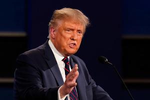 Donald Trump lästert über Joe Bidens Stolpern