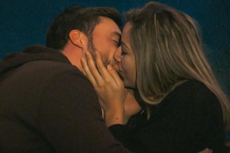 Hannah kriegt schon wieder ein Einzeldate - und eine böse Überraschung. Hannah kriegt schon wieder ein Einzeldate - und eine böse Überraschung.