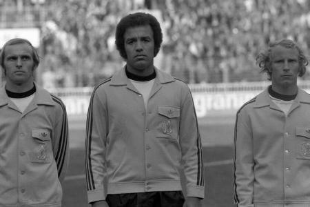 Erwin Kostedde (Mitte) debütierte 1974 als erster Schwarzer Spieler in der Nationalmannschaft Erwin Kostedde (Mitte) debütierte 1974 als erster Schwarzer Spieler in der Nationalmannschaft
