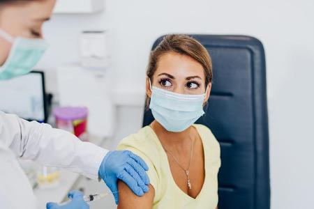 Möglicherweise impfen bald auch die Betriebsärzte in Deutschland gegen das Coronavirus. Möglicherweise impfen bald auch die Betriebsärzte in Deutschland gegen das Coronavirus.