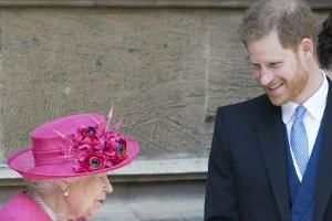 Die Queen mit ihrem Enkelsohn Prinz Harry