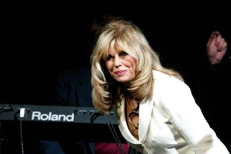 Nancy Sinatra hat mit 80 ein neues Album veröffentlicht. Nancy Sinatra hat mit 80 ein neues Album veröffentlicht.
