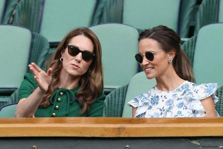 Herzogin Kate (li.) mit ihrer Schwester Pippa Matthews beim Tennisturnier in Wimbledon im Jahr 2019. Herzogin Kate (li.) mit ihrer Schwester Pippa Matthews beim Tennisturnier in Wimbledon im Jahr 2019.