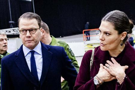 Kronprinzessin Victoria und Prinz Daniel beim Besuch eines Feldlazaretts im vergangenen März in Stockholm. Kronprinzessin Victoria und Prinz Daniel beim Besuch eines Feldlazaretts im vergangenen März in Stockholm.