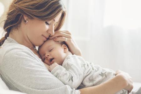 Nach der ersten Geburt finden sich Frauen in einer vollkommen neuen Rolle wieder. Nach der ersten Geburt finden sich Frauen in einer vollkommen neuen Rolle wieder.