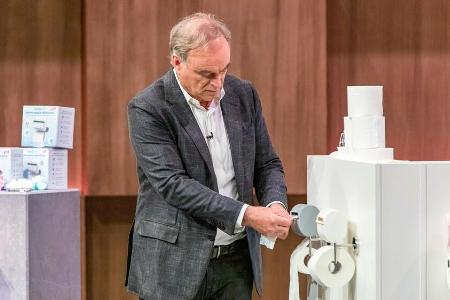 Georg Kofler ist sofort Feuer und Flamme für den innovativen Toilettenpapierbefeuchter Georg Kofler ist sofort Feuer und Flamme für den innovativen Toilettenpapierbefeuchter