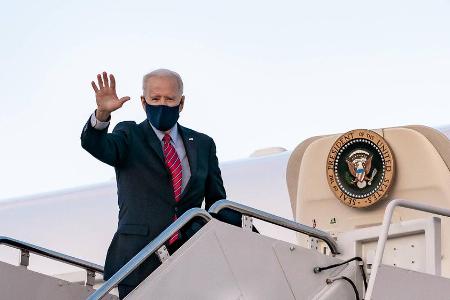 Joe Biden geriet auf der Treppe zur Air Force One ins Straucheln. Joe Biden geriet auf der Treppe zur Air Force One ins Straucheln.