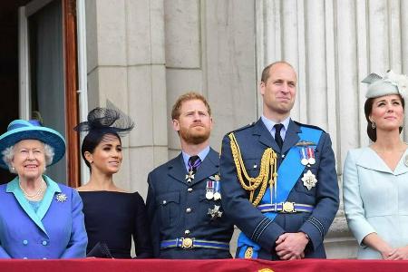 Die Queen auf dem Balkon des Buckingham Palastes mit Herzogin Meghan, Prinz Harry, Prinz William und Herzogin Kate Die Queen auf dem Balkon des Buckingham Palastes mit Herzogin Meghan, Prinz Harry, Prinz William und Herzogin Kate