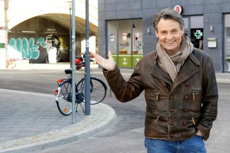 Jo Gerner (Wolfgang Bahro) wohnt direkt an der S-Bahn