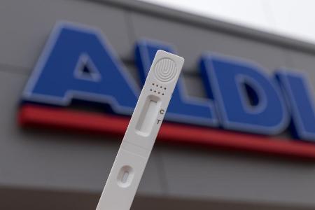 Selbsttests waren beim Discounter innerhalt kürzester Zeit ausverkauft. Selbsttests waren beim Discounter innerhalt kürzester Zeit ausverkauft.