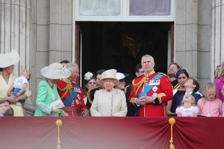 Queen Elizabeth II. hat jetzt vier Kinder, acht Enkel und zehn Urenkel - viele davon feierten mit ihr auf dem Balkon des Buc... Queen Elizabeth II. hat jetzt vier Kinder, acht Enkel und zehn Urenkel - viele davon feierten mit ihr auf dem Balkon des Buc...