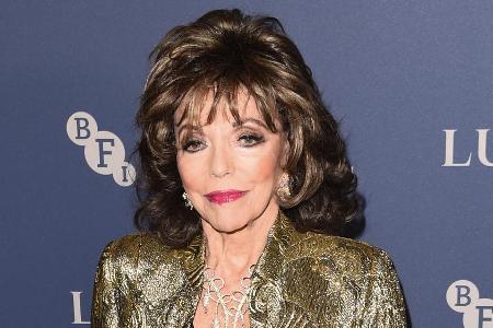 Joan Collins verabschiedet sich von ihrer Patentochter Milica. Joan Collins verabschiedet sich von ihrer Patentochter Milica.
