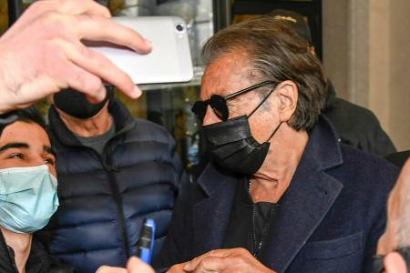 Al Pacino nimmt sich geduldig Zeit für seine Fans. Al Pacino nimmt sich geduldig Zeit für seine Fans.