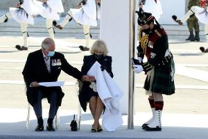 Prinz Charles hilft Herzogin Camilla mit einer Decke.