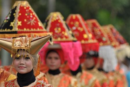 Indonesien: Die Minangkabau leben in einer matrilinealen Gesellschaft. Indonesien: Die Minangkabau leben in einer matrilinealen Gesellschaft.