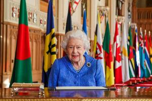 Queen Elizabeth II. erinnert mit Brosche an Prinz Philip