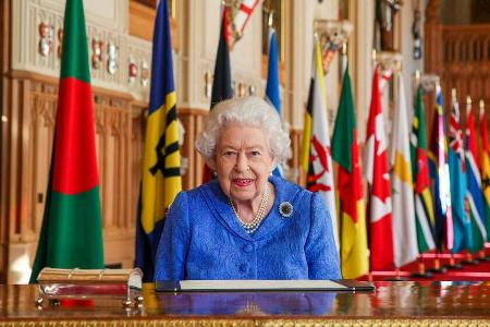 Queen Elizabeth II. erinnert am Commonwealth Day mit Brosche an ihren kranken Mann Prinz Philip. Queen Elizabeth II. erinnert am Commonwealth Day mit Brosche an ihren kranken Mann Prinz Philip.